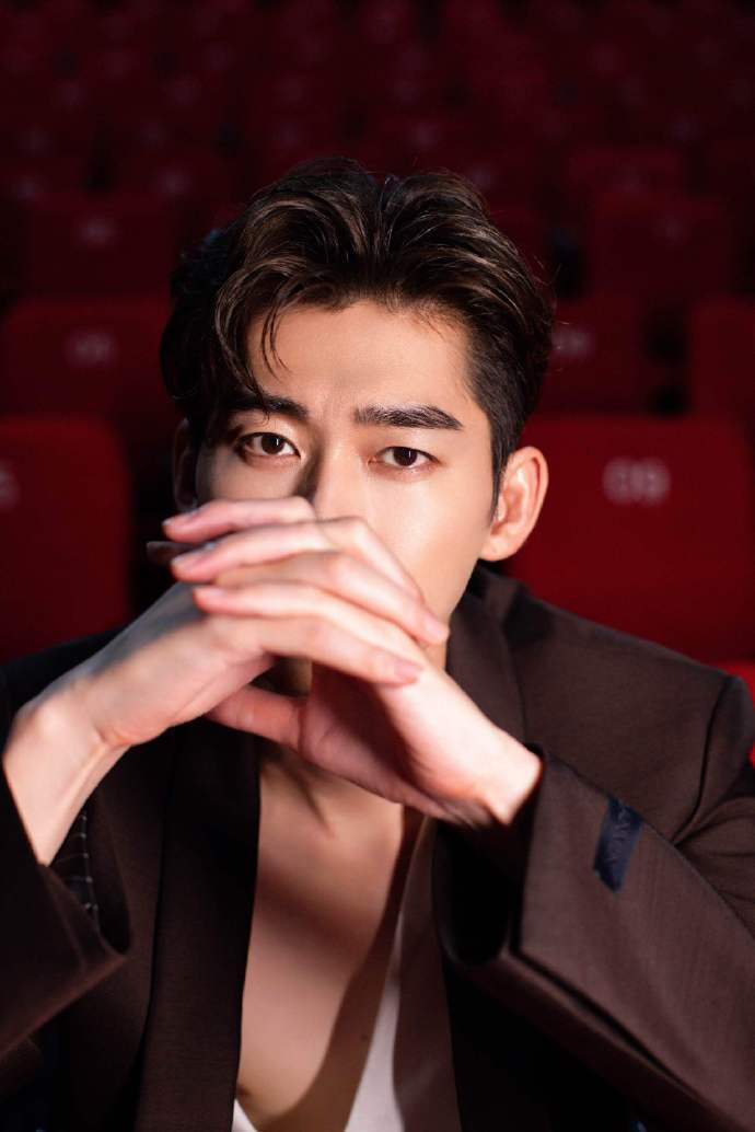 张翰晒照庆40岁生日,化身霸道总裁,对自己展露笑容超帅气_祝福_观众席