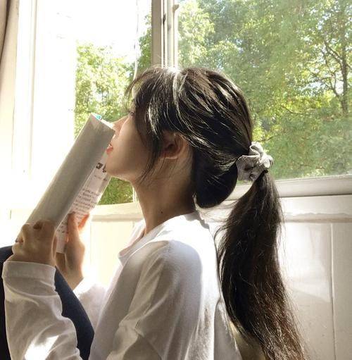 桃乐乐:闭口常呈现为小而硬的白色丘疹,分布在额头,鼻翼等部位_粉刺