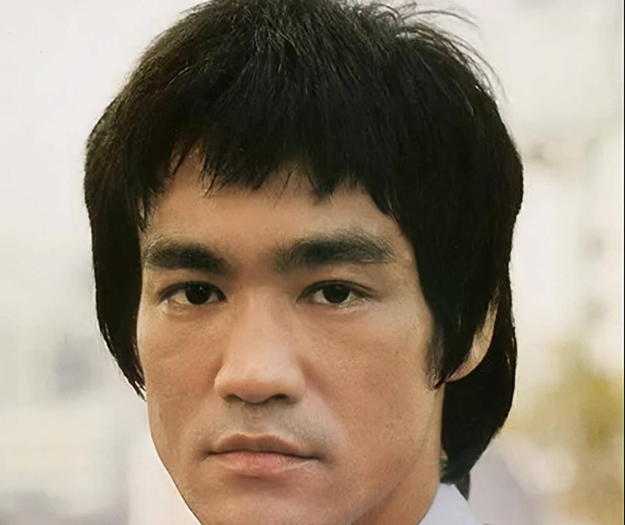 只可惜,天妒英才,1973年一代武术宗师的李小龙在香港去世,年仅33岁.