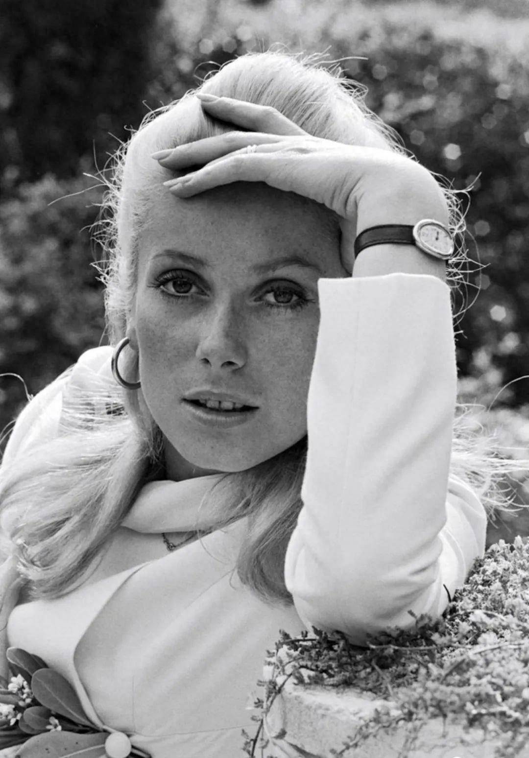 法国女演员凯瑟琳·德纳芙 catherine deneuve 在生下第一个孩子时