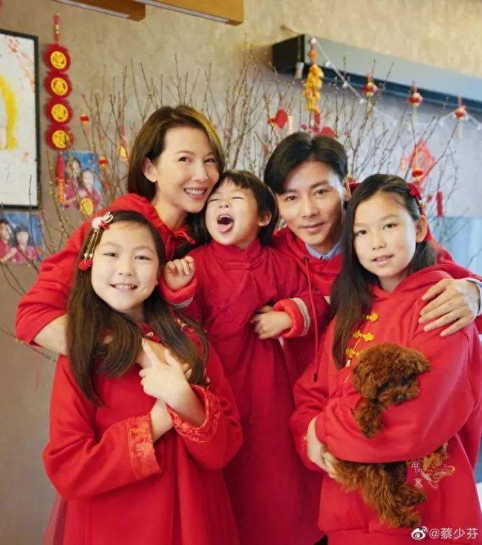 蔡少芬一家去瑞士旅游,张晋为老婆拍照充满爱意_表扬_儿女_多角度