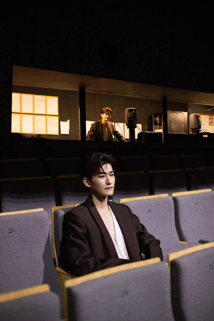 张翰晒照庆40岁生日,化身霸道总裁,对自己展露笑容超帅气_祝福_观众席