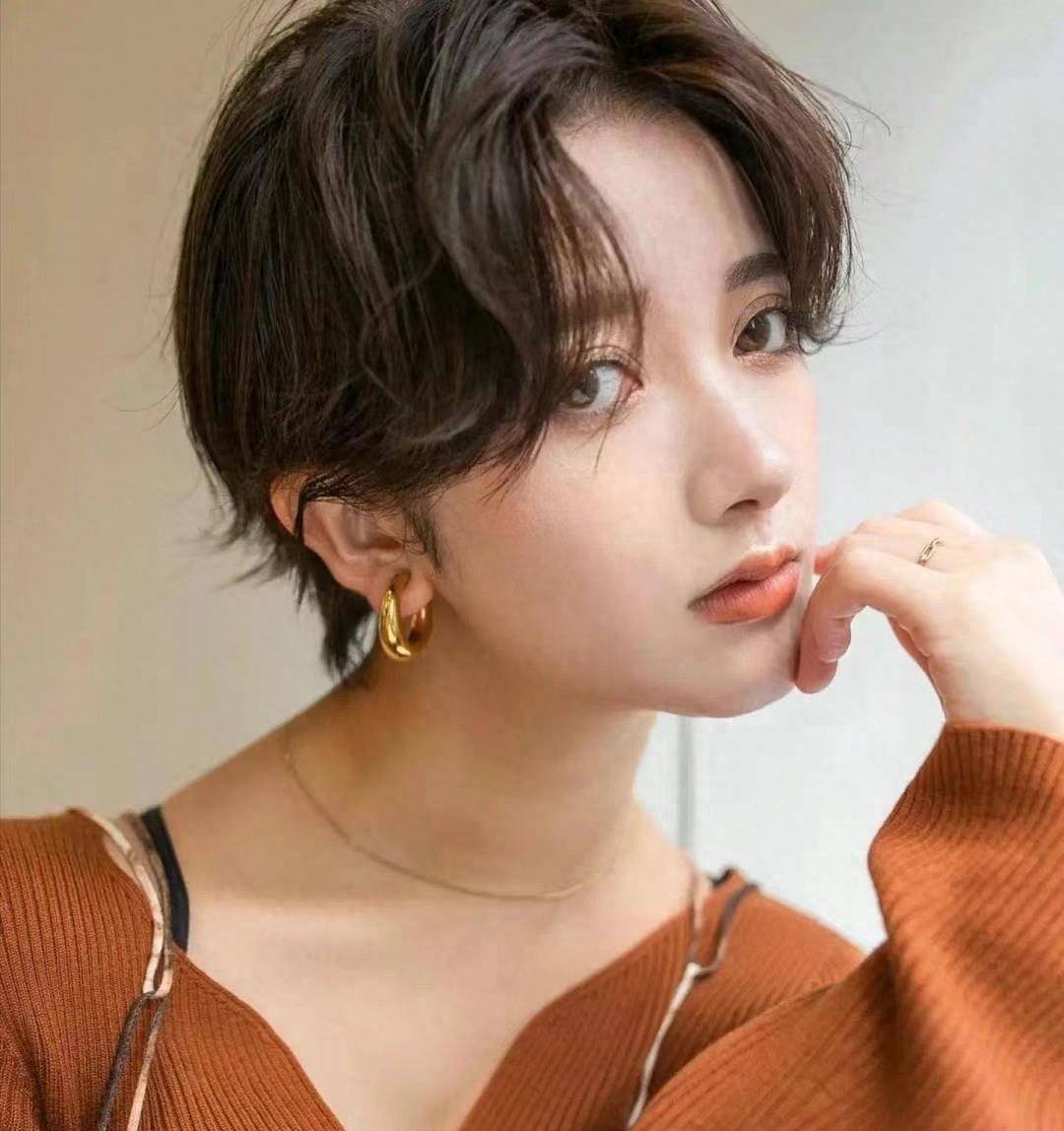 女人不管奔三还是奔四都可试试这款露耳短发利落洋气还显脸小