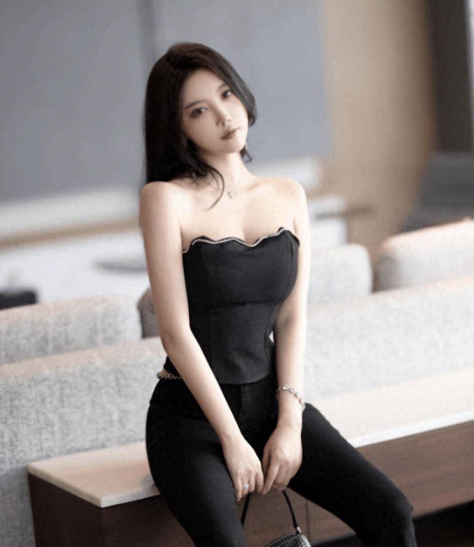 杨晨晨穿搭曝光,黑色抹胸 街头时尚高腰裤,女神指标引爆_上衣_个性