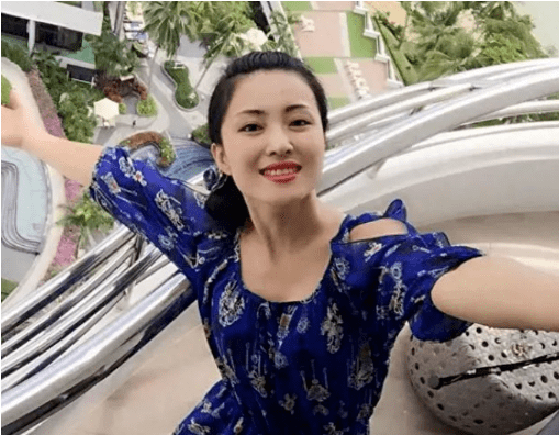张可,这位出生于辽宁省辽阳市的二人转演员,现在是赵本山的得意弟子