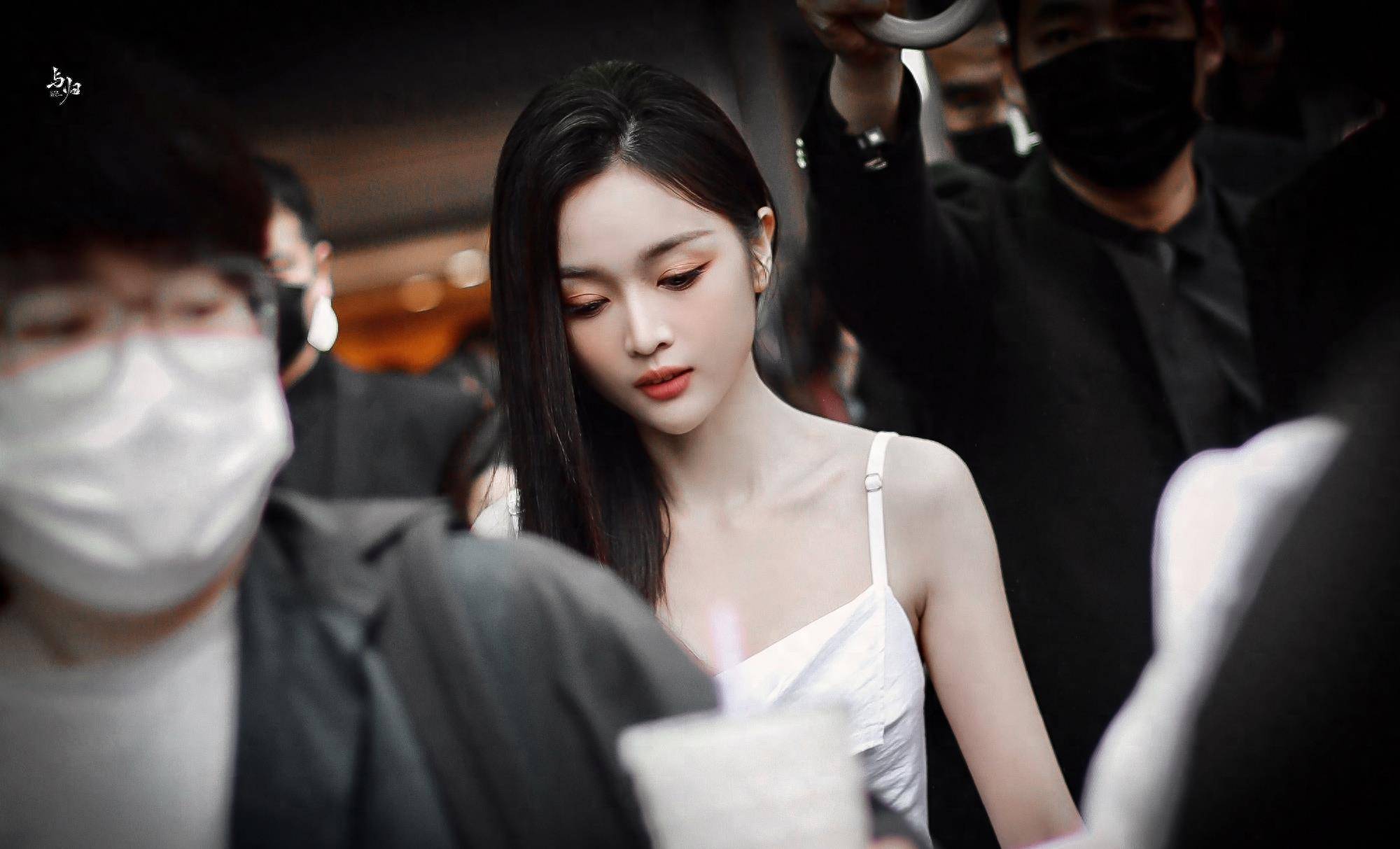 在粉丝面前,吴宣仪身穿白色露肩露背连衣裙,甜美知性美丽迷人_活动