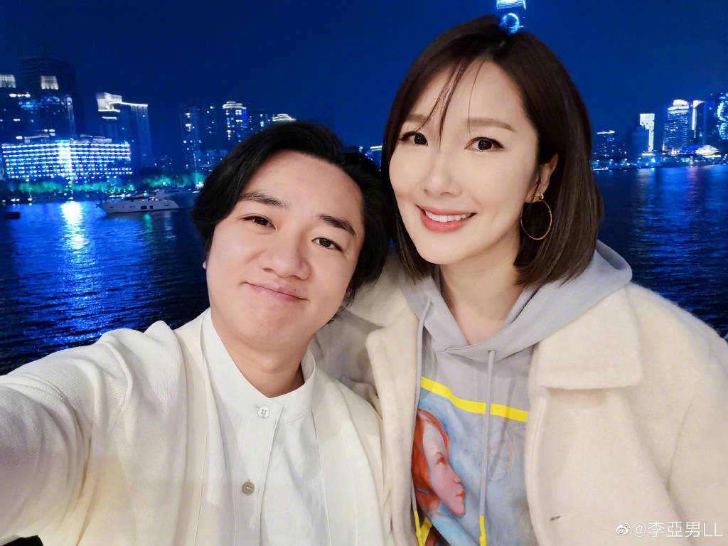 最近,李亚男的二胎女儿已经100天了,老公王祖蓝在自己的社交平台上