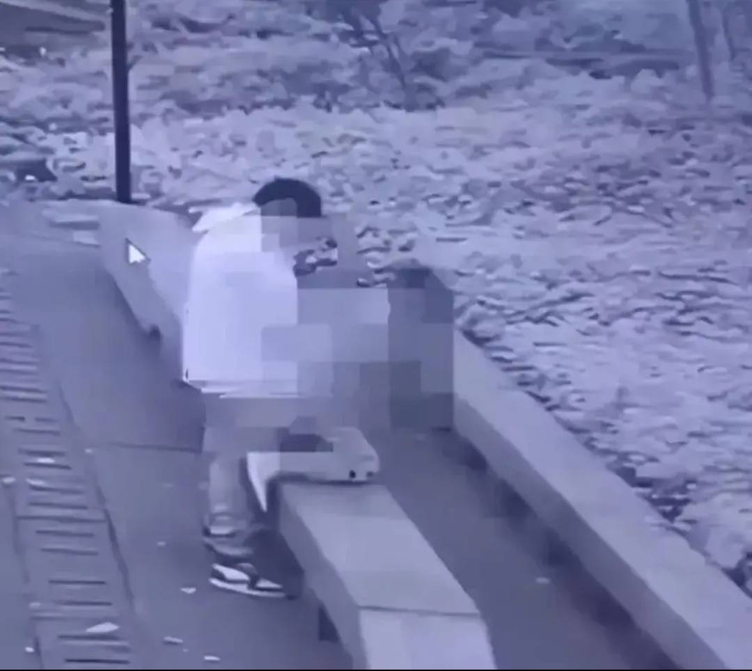 小情侣在森林公园亲热,不雅视频被防火队员外传!_社会_控制_做法