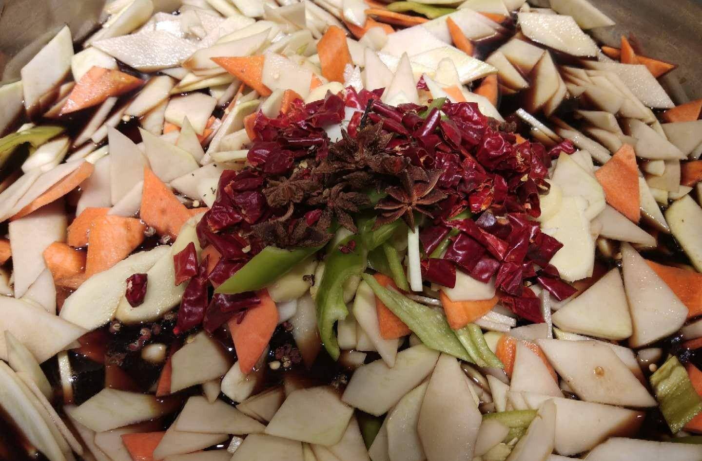 自制腌苤蓝,一次腌10斤不够吃,做法超简单_调料_红萝卜_生姜