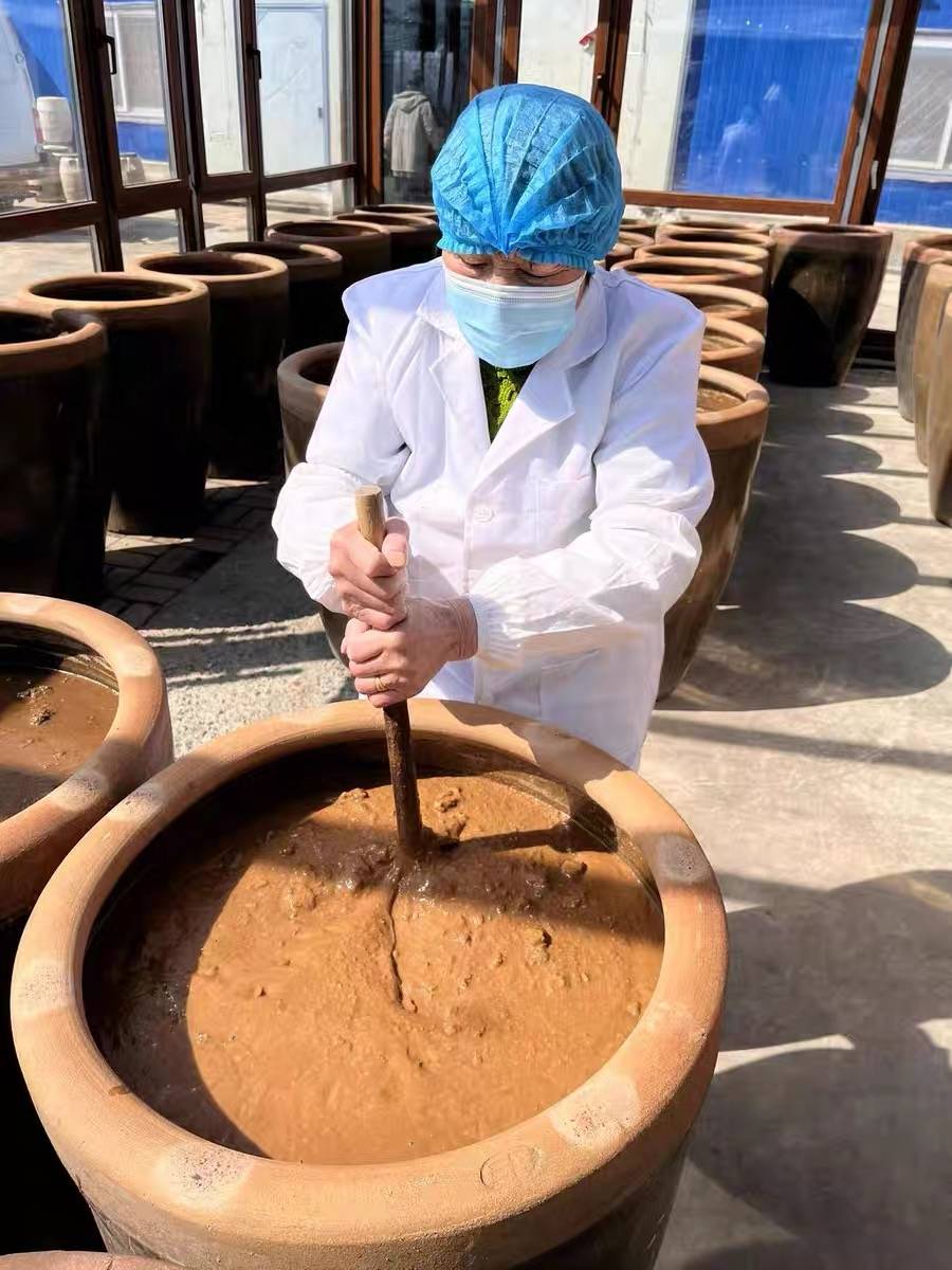 打耙就是用木棍在酱缸里搅拌,让大酱得到充分的晒熟发酵