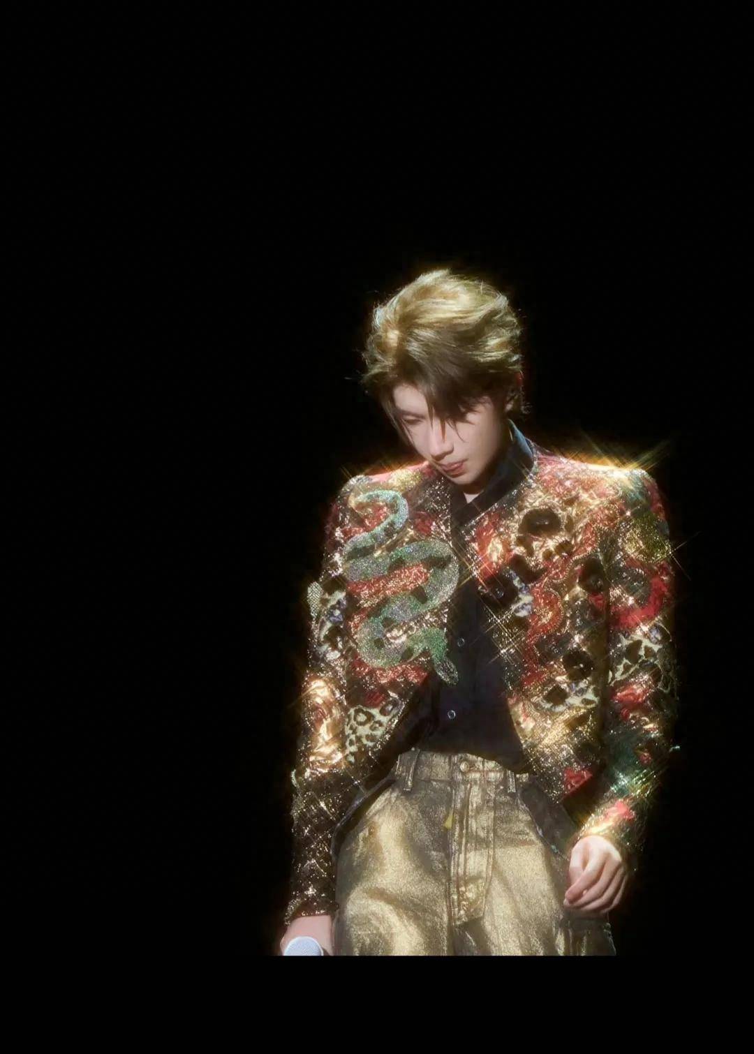 tfboys十周年演唱会白月光的杀伤力有多大?_顶流_西安_高定