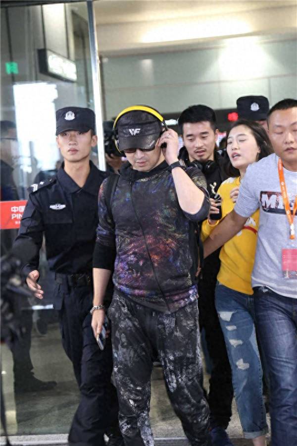 扬言要把机场砸了,场面一度失控!_明星_事件_行业