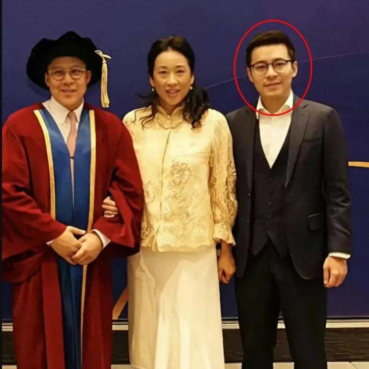 曝65岁朱玲玲二次净身出户离婚,她的一生都在为长子霍启刚铺路_霍震霆