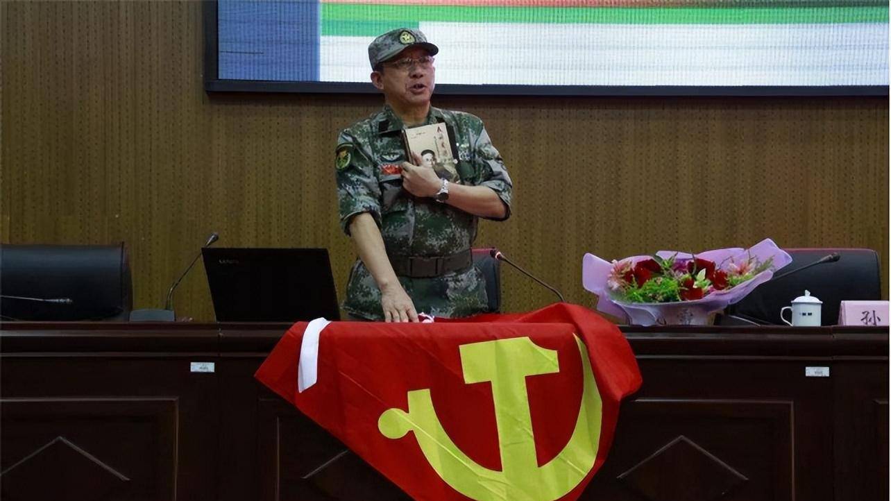 老山主攻营长臧雷,祭奠战友时满含热泪:这的烈士99%都没有后代_越南