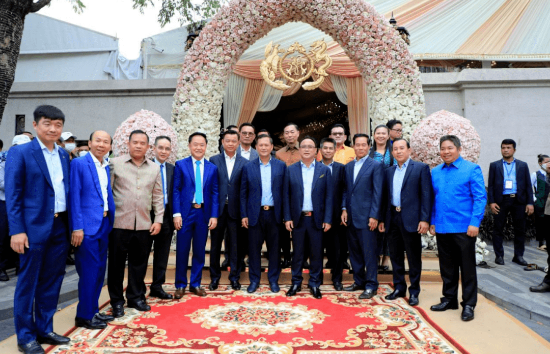 这位潮州人是柬埔寨首富,他乔迁新居,洪森携家人到场祝贺,政商大佬