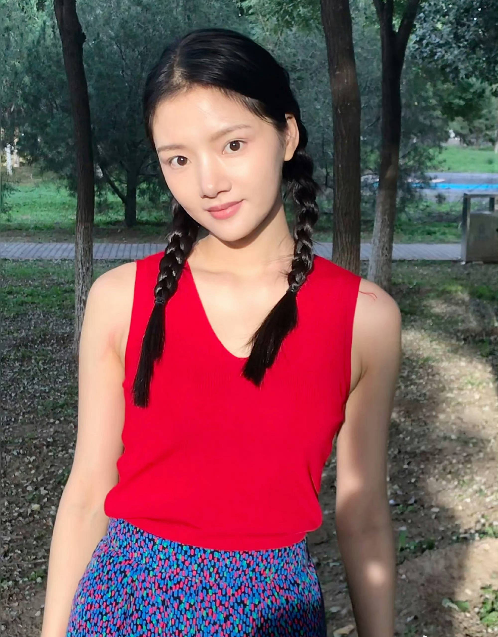 任敏双麻花辫造型清纯十足 大自然中起舞体态轻盈_社交_平台_唯美
