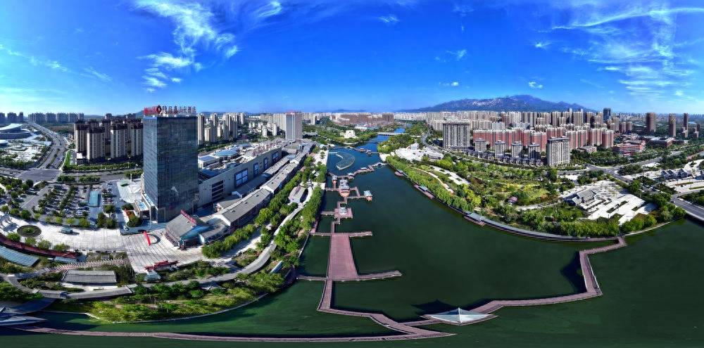 航拍蓝天之下的"泰安老街"滨水景观_城市_斗拱_亭台