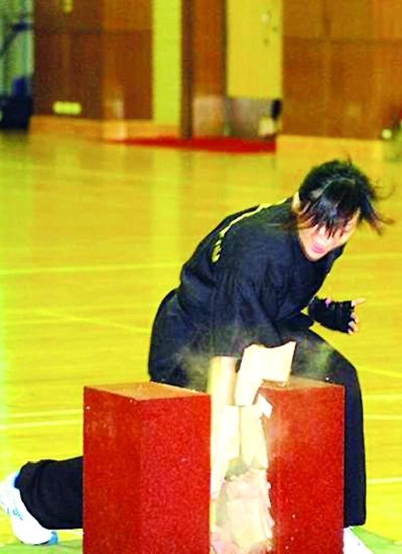 马英九的贴身保镖,长发飘逸,颜值在线,被称为"美少女保镖"_林姿妤