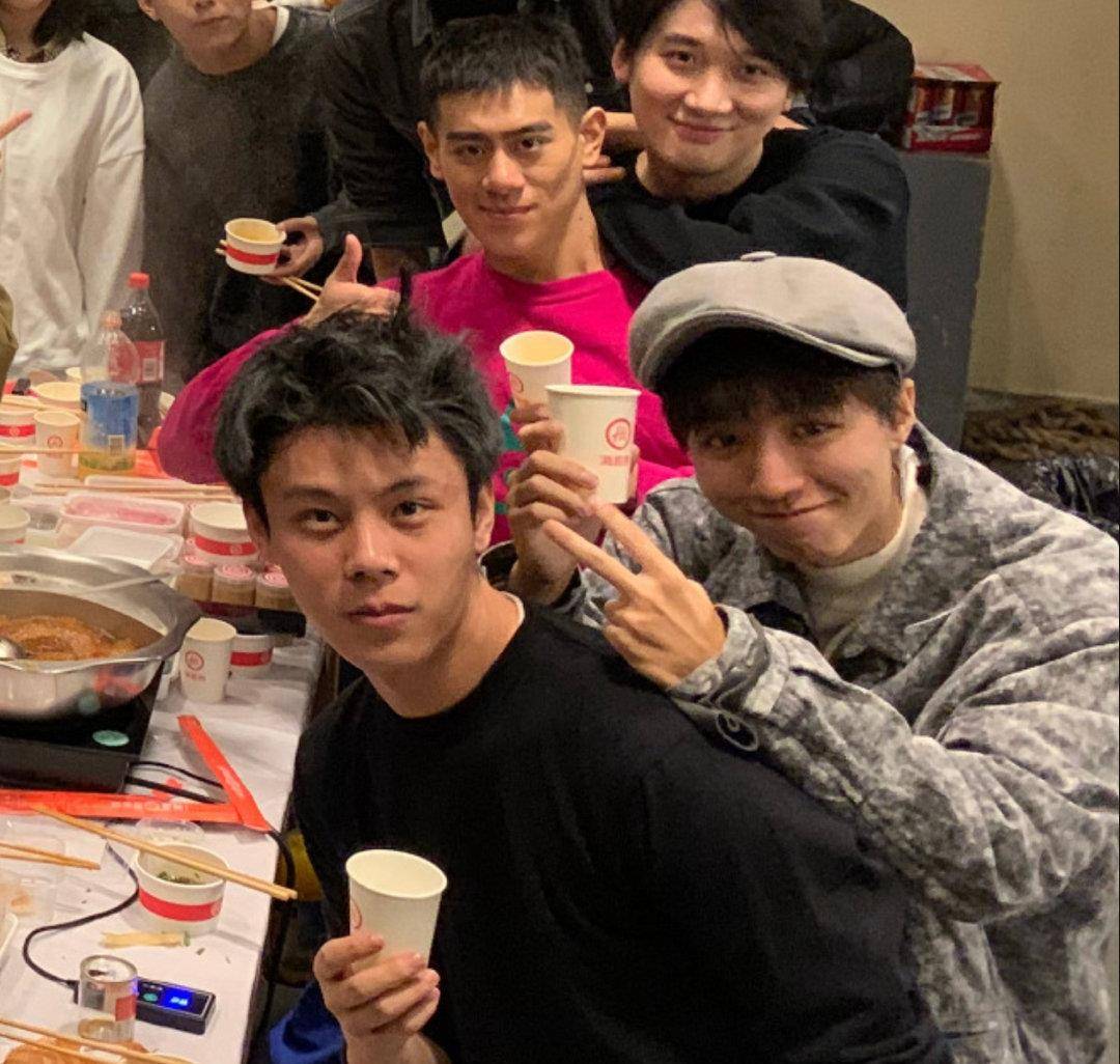 王俊凯大学四年交到两个好朋友,一是郝富申,另一个人让粉丝羡慕_毕业