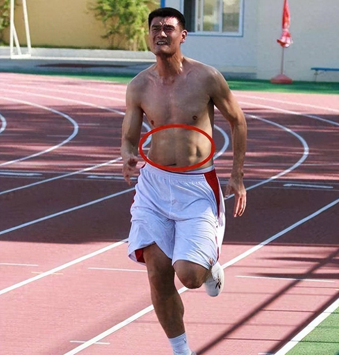 姚明的腹肌,易建联的腹肌,周琦的腹肌,真是没有对比就没有尴尬