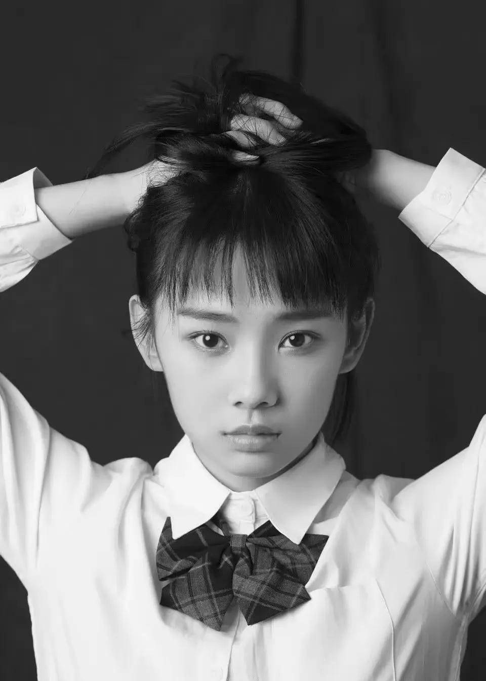 李沁现在除了《长风破浪》,最近还官宣了和许光汉的商务代言,接下来