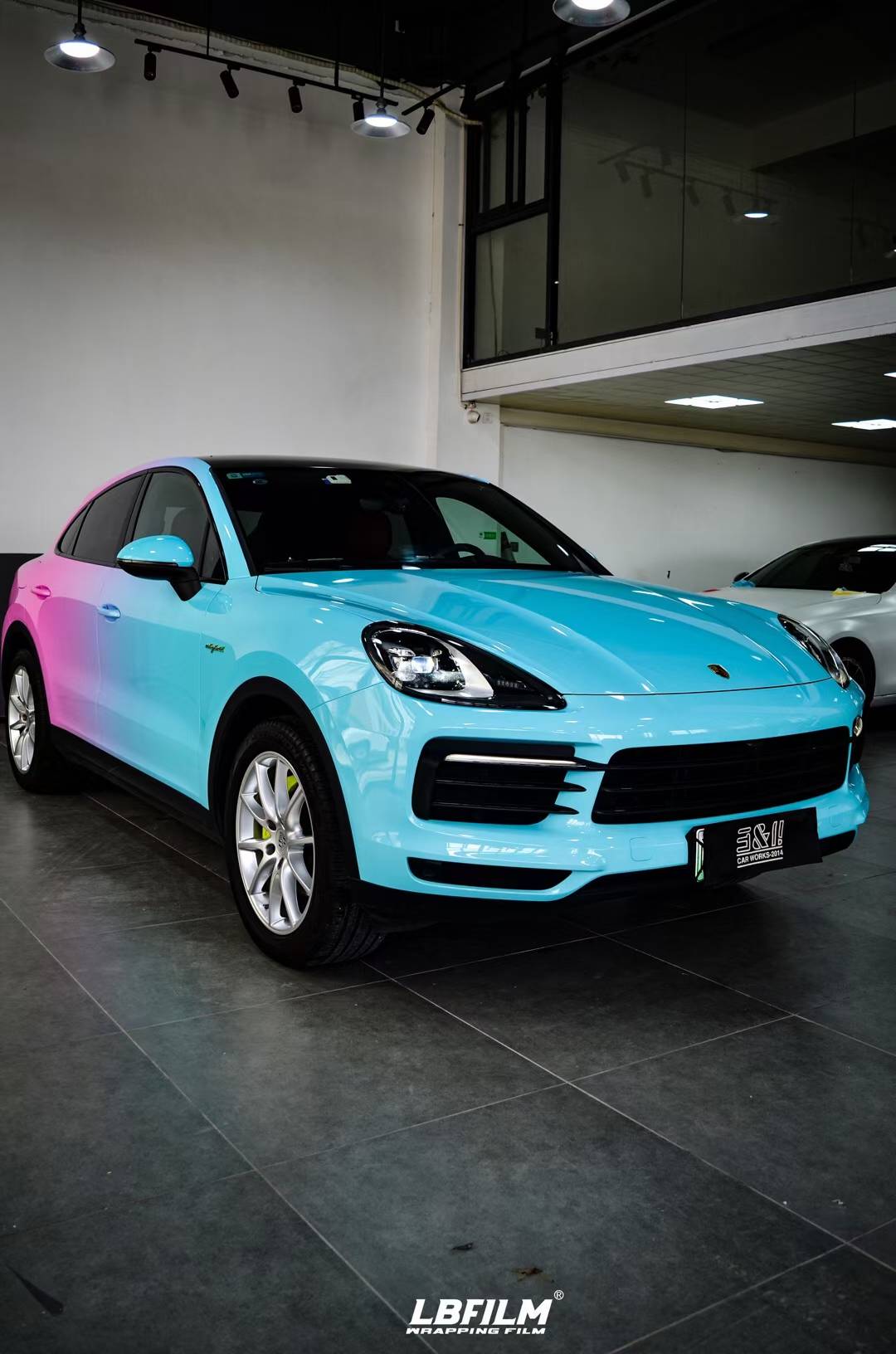 保时捷卡宴lb改色膜蓝粉渐变彩绘,撞色搭配_搜狐汽车_搜狐网