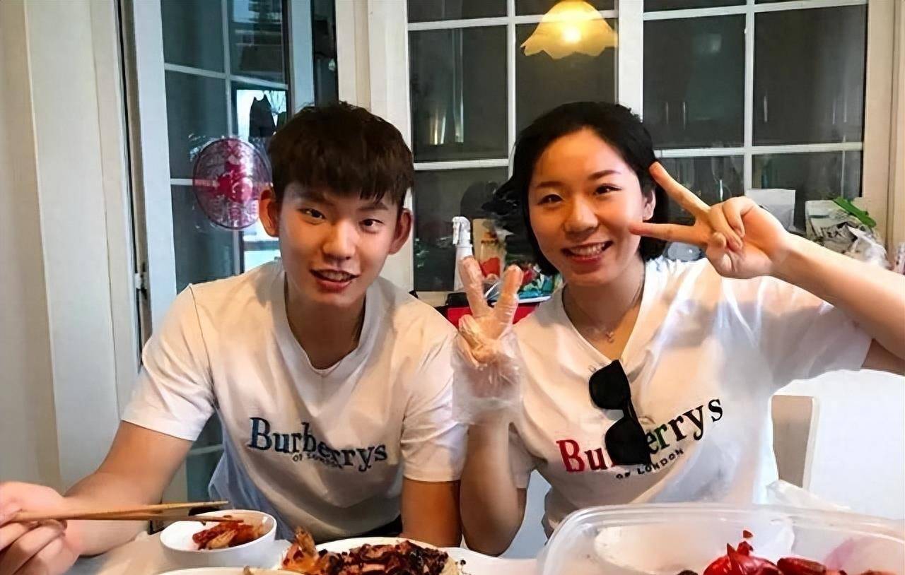 黄雅琼刘雨辰亚运会上甜蜜互动,首晒恋爱合影,龚翔宇帮忙撒糖_国羽