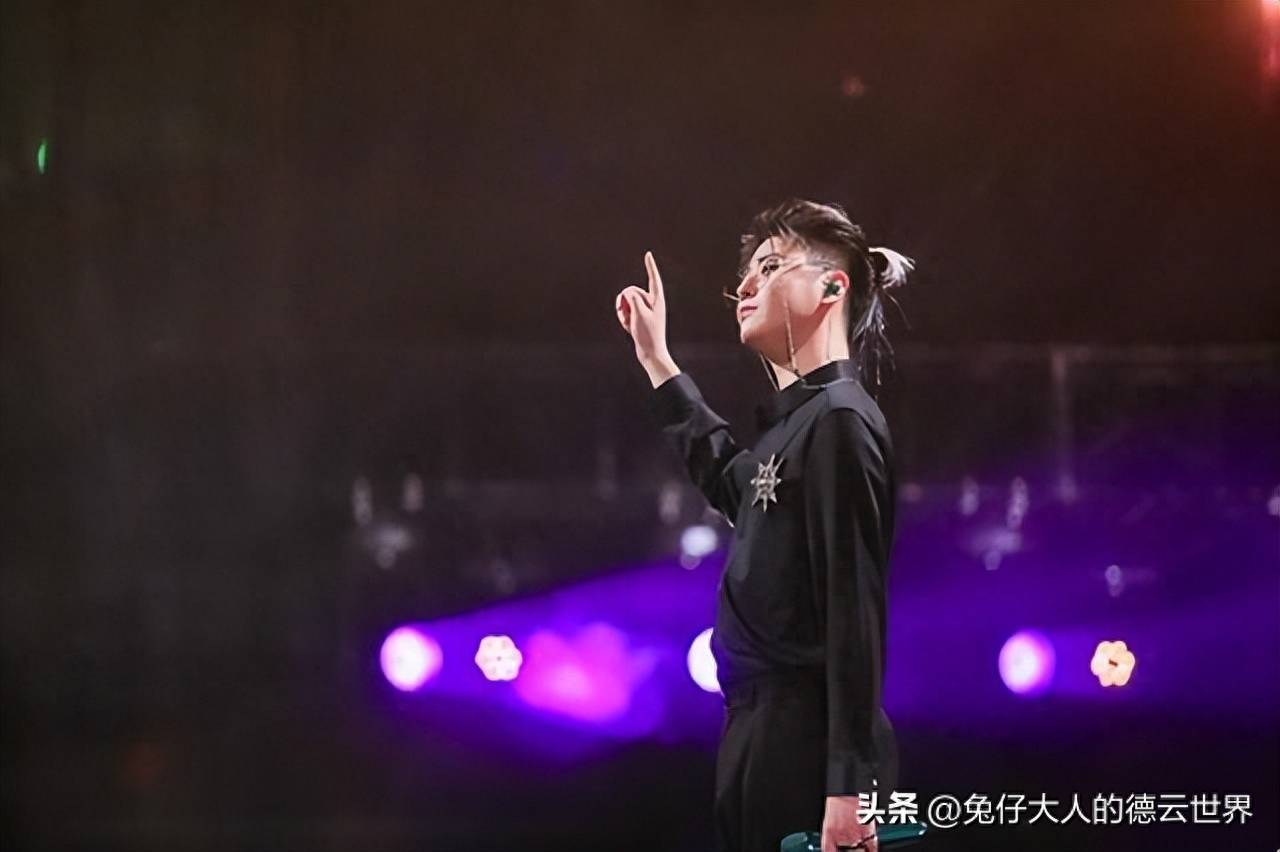 德云社张云雷直播,回应巡回演唱会安排,会跳舞但巡演没有直播_专辑