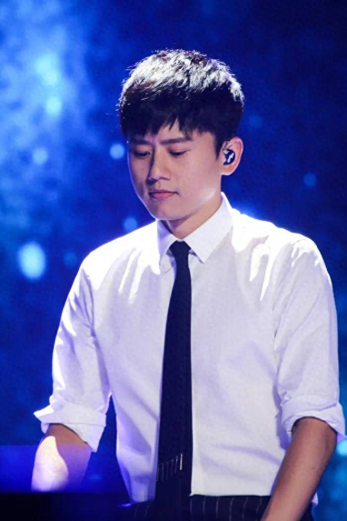 张杰,1982年12月20日出生于四川省成都市,中国国籍名族汉,中国流行男