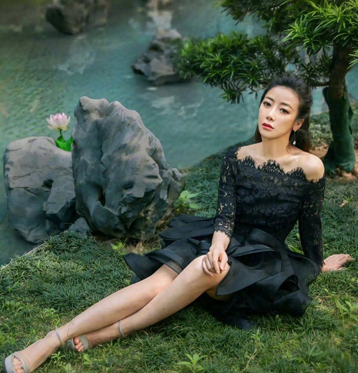 陈紫函为博眼球很拼,真空穿西装秀出事业线,魔鬼身材让人羡慕了