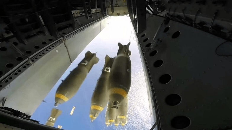 虽然mk-84可以加装gps装置,成为一种简易制导炸弹,但这需要炸弹在被挂