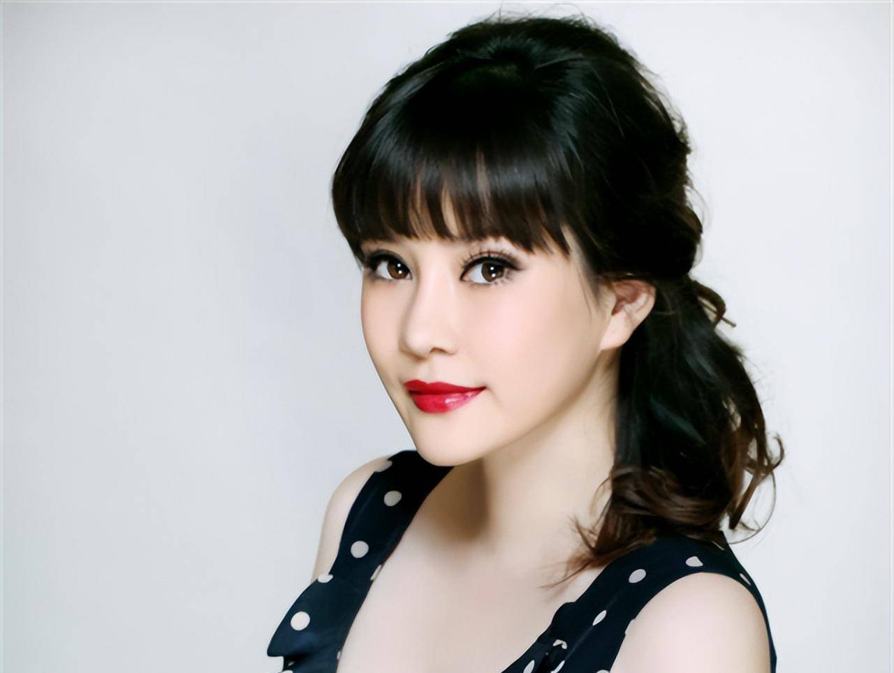 18年后再看袁茵,才知道她当年为何离开侯耀文,转身嫁给了戴志诚_杨蕾