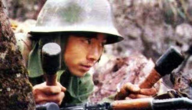 吃饭时留下一个充满"杀气"的眼神,随后毙敌15人_解放军_训练_前线