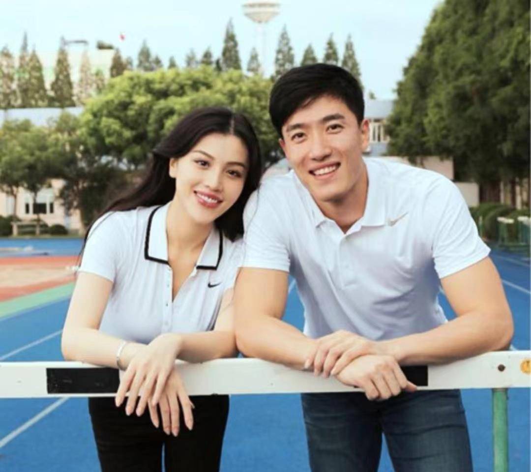 吴莎手指上的戒指就已经不见了,足以说明了刘翔和吴莎已经分手了,不过