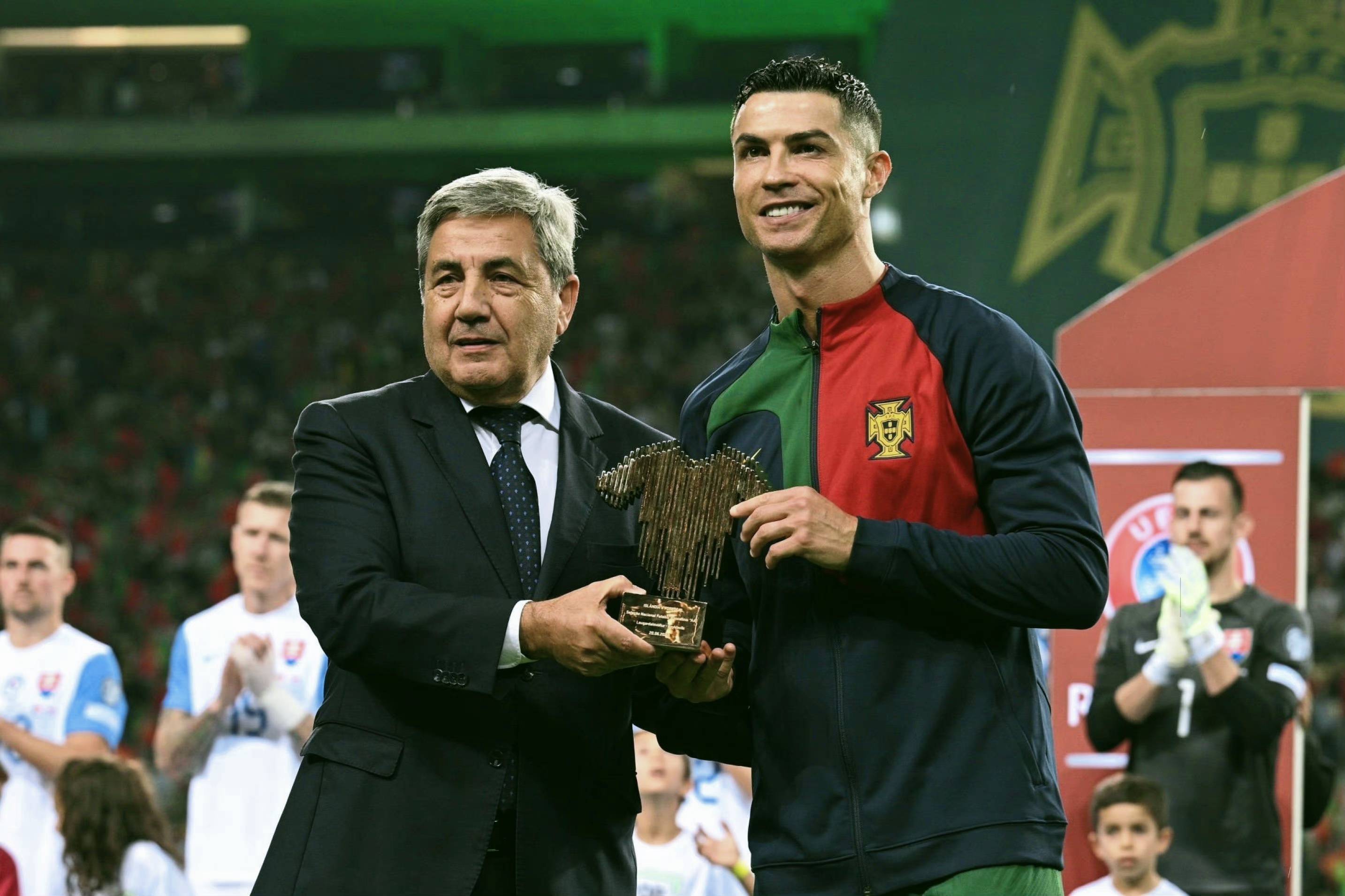 欧预赛-葡萄牙3-2斯洛伐克,c罗梅开二度,葡萄牙提前晋级欧洲杯_比赛