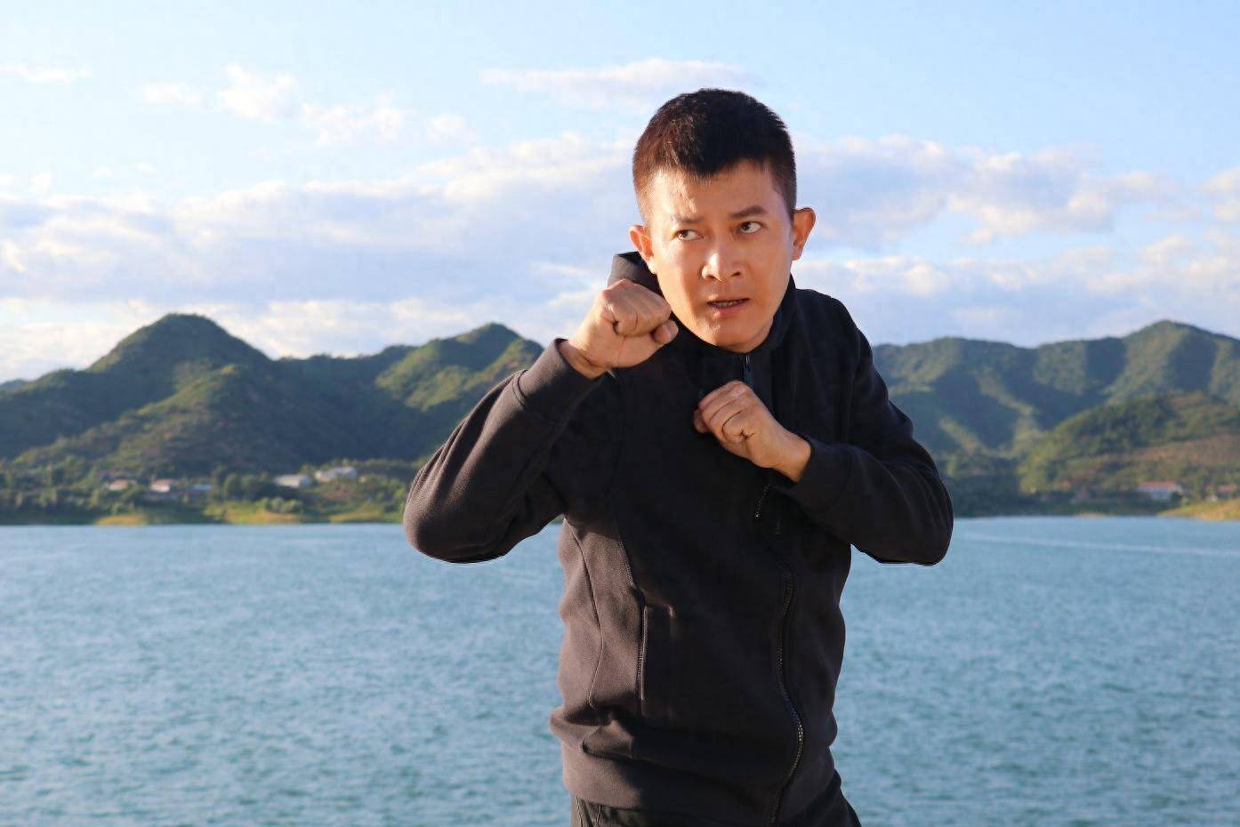 杨志刚出生于河北省承德市,小时候的杨志刚因为自卑变得非常调皮,14岁