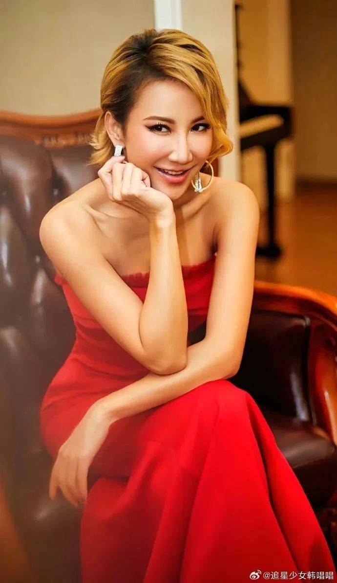 李玟二姐李思林10月14日在香港出席活动,她在接受采访时表示李玟的