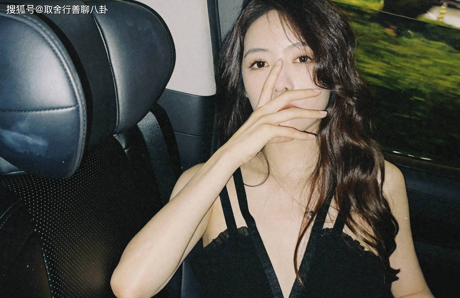 蔡文静晒车内写真,一袭深v吊带裙秀迷人锁骨,波浪卷发韵味十足_照片