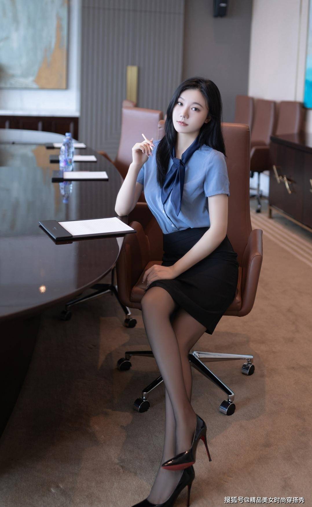 美女穿雾霾蓝衬衫搭配藏青色西装短裙,时尚利落还不失知性