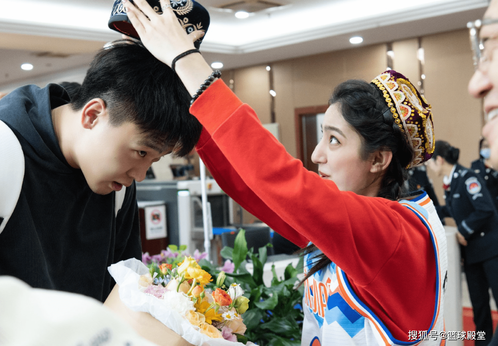 就比如一个新疆女球迷给赵睿戴上帽子,这也是当地的一个特色,这给予了