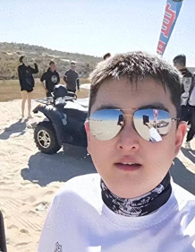 赵本山儿子赵一楠花3601万买狗,金烟斗炫富高调_父亲_网友_生活