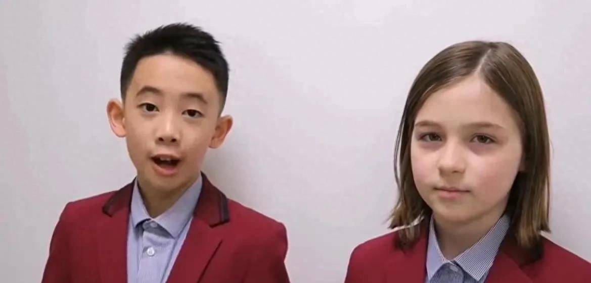 陈小春和应采儿参加儿子学校活动,贾斯珀像主持人一样表演优雅_jasper