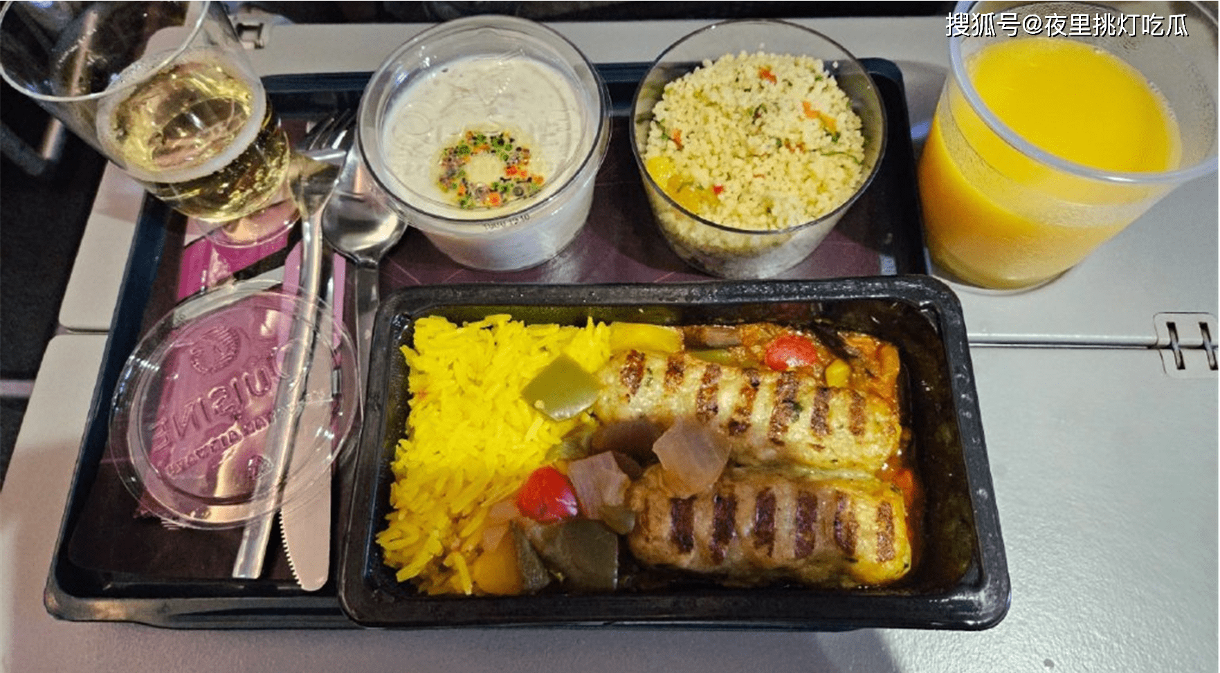 网红"峰哥"吐槽南航飞机餐4个馒头1片白菜,南航:这是中式点心_网友