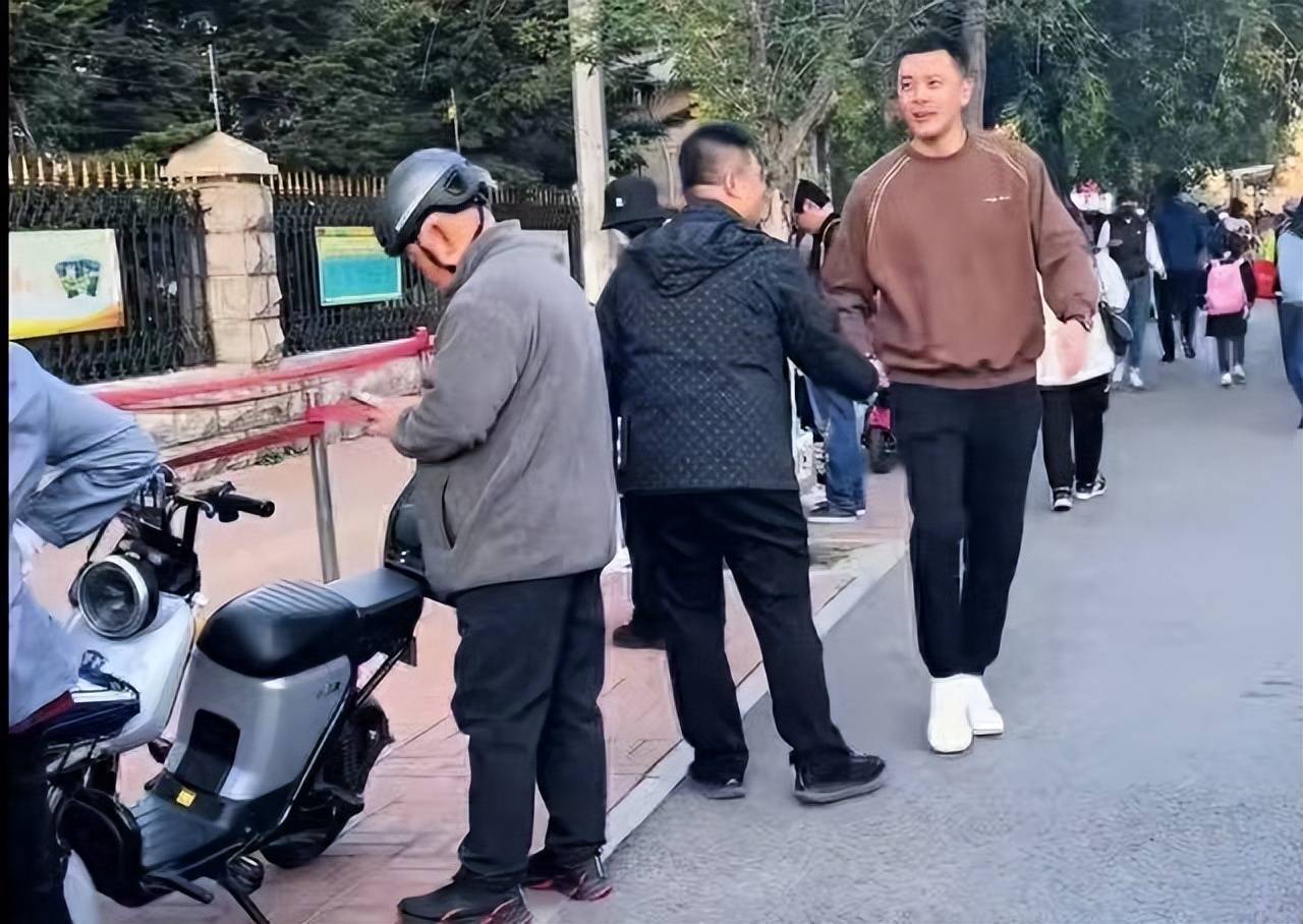 杨鸣接孩子放学!