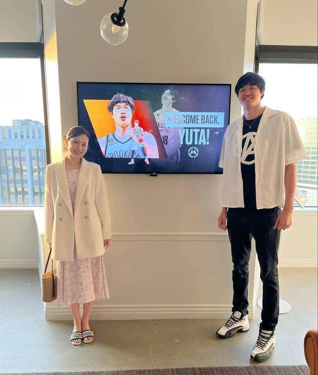 渡边雄太的妻子太漂亮了,杜兰特都表示很欣赏这个美女!