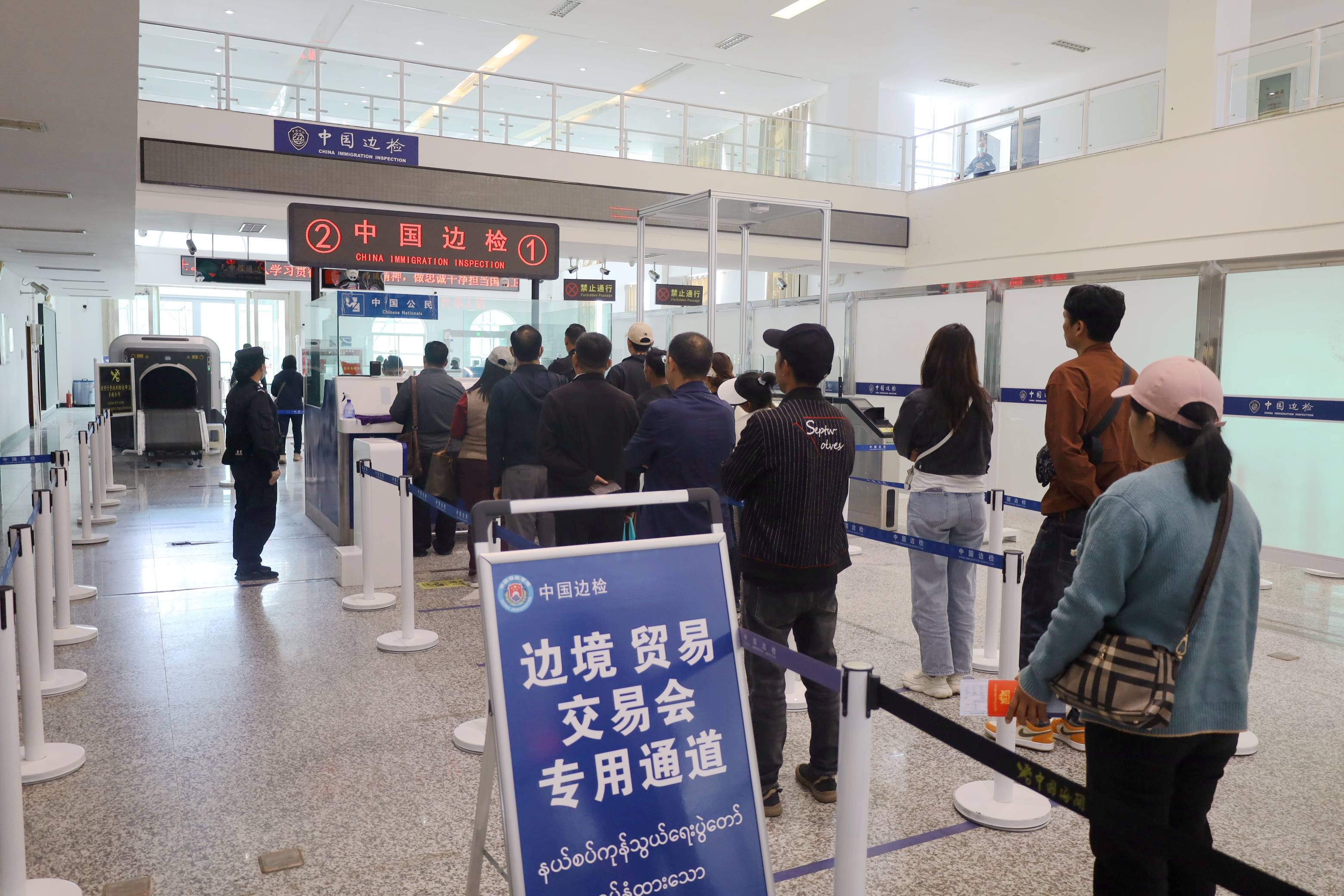 出入境时间等相关情况;执勤队科学组织勤务,在猴桥口岸旅检大厅设置2