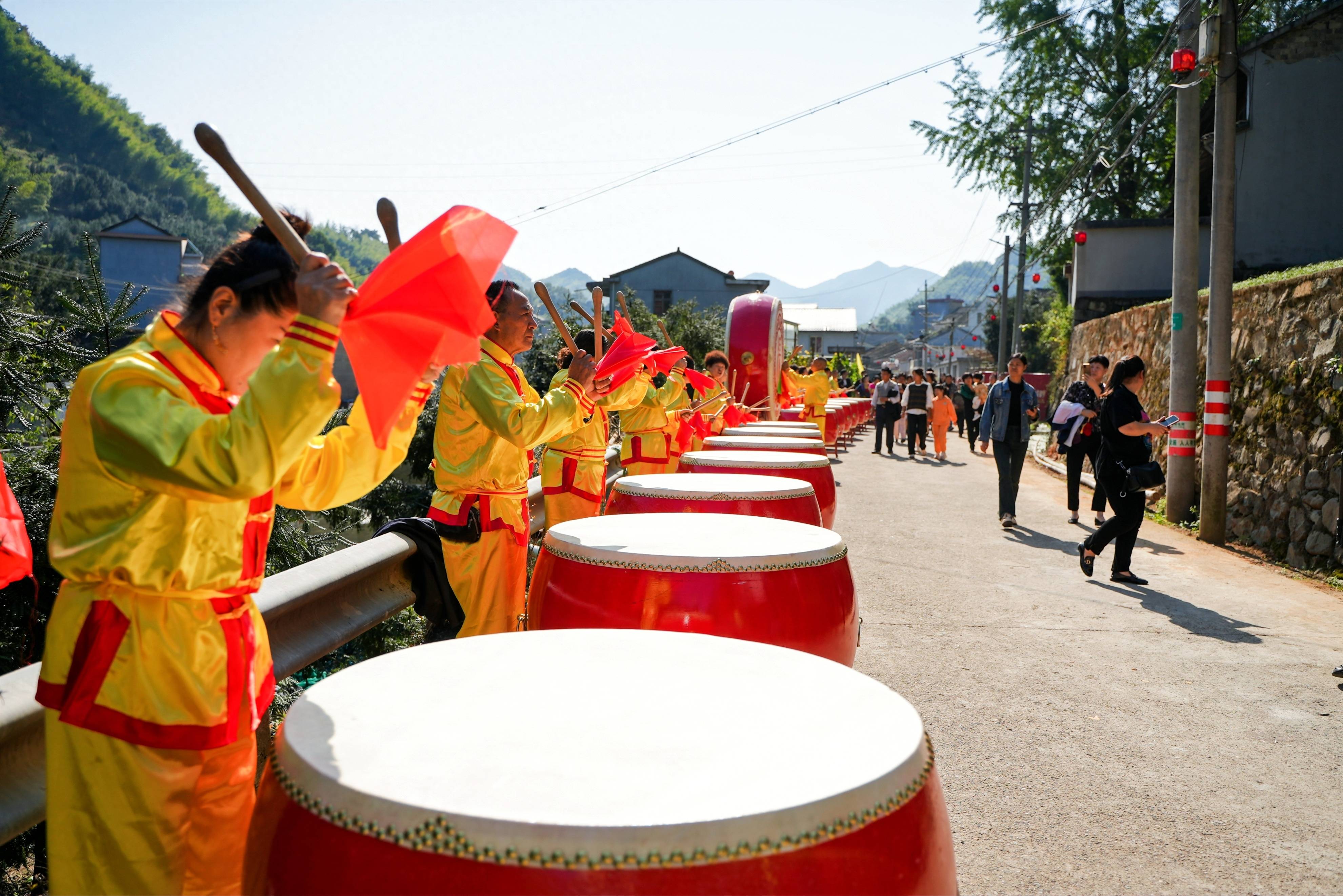 浙江省宁海县黄坛镇榧坑村举办第二届抱孙果(香榧)开摘节_千年_村民