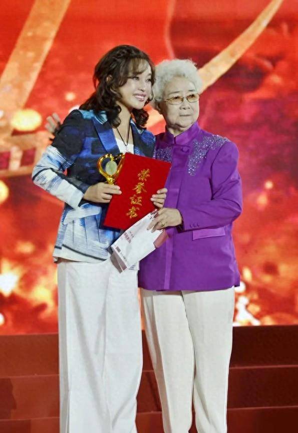 都穿礼裙现身,潘虹拿毯子挡腿刘晓庆还露腿,老了强扮少女不优雅_显得