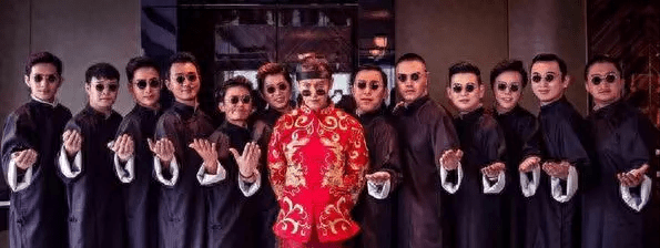 证婚人则由华谊老总王中军担任,伴郎团由王思聪,井柏然,吴京,佟大为