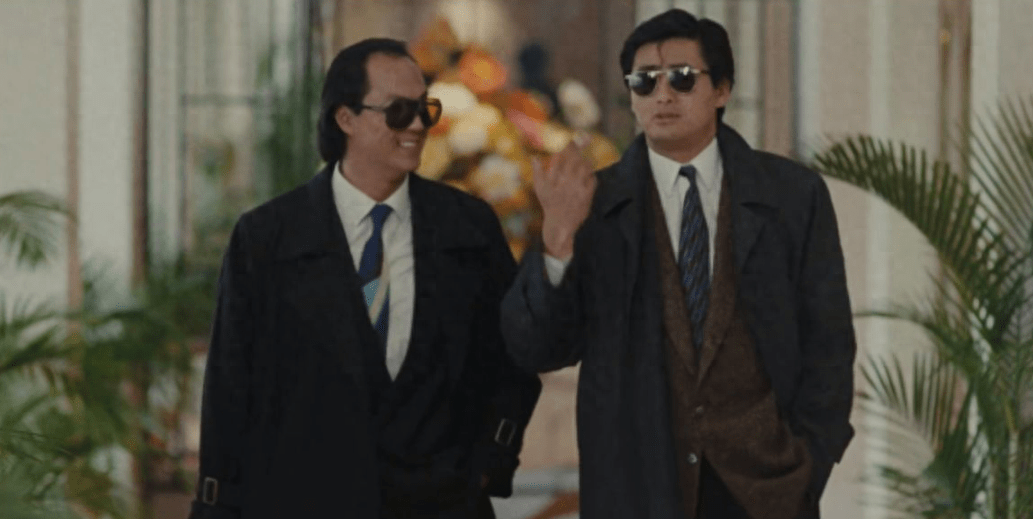 虽然和他配合的是,特别喜欢即兴演出的周润发,但两人却出乎意料地十分